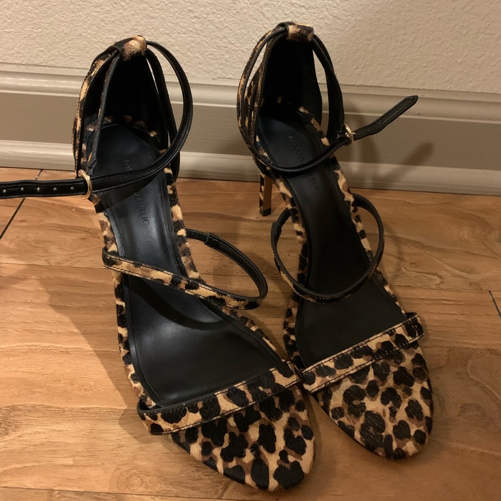 Banana Republic Leopard print sandals size 9